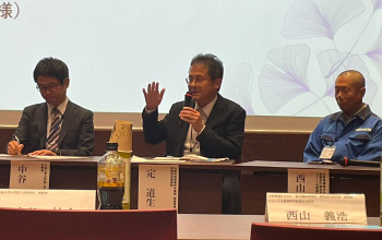 Panel discussion scene Photo 3