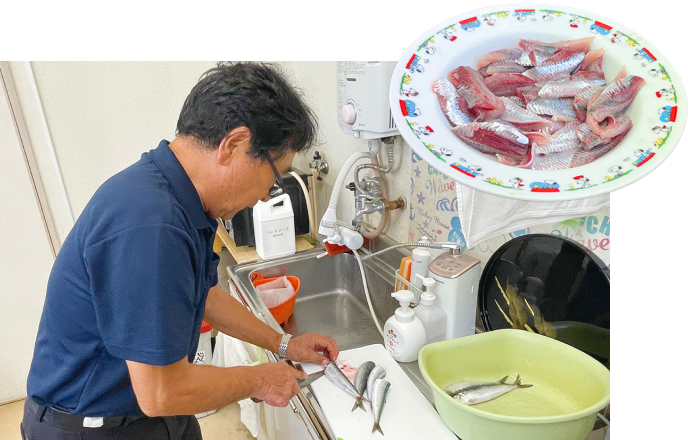 魚を捌く宇都宮さん